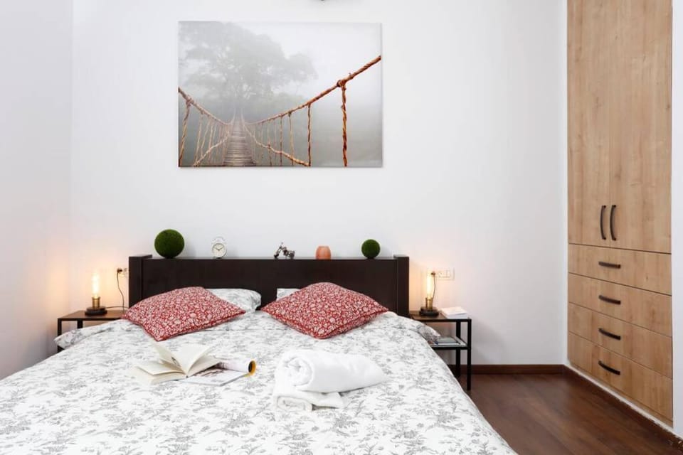 Bed, Photo of the whole room, Bedroom, towels