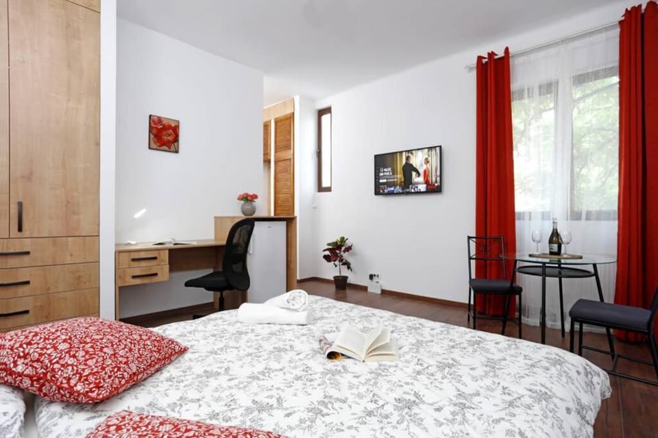 Bed, TV and multimedia, Photo of the whole room, Seating area, Bedroom, hair dresser, wardrobe