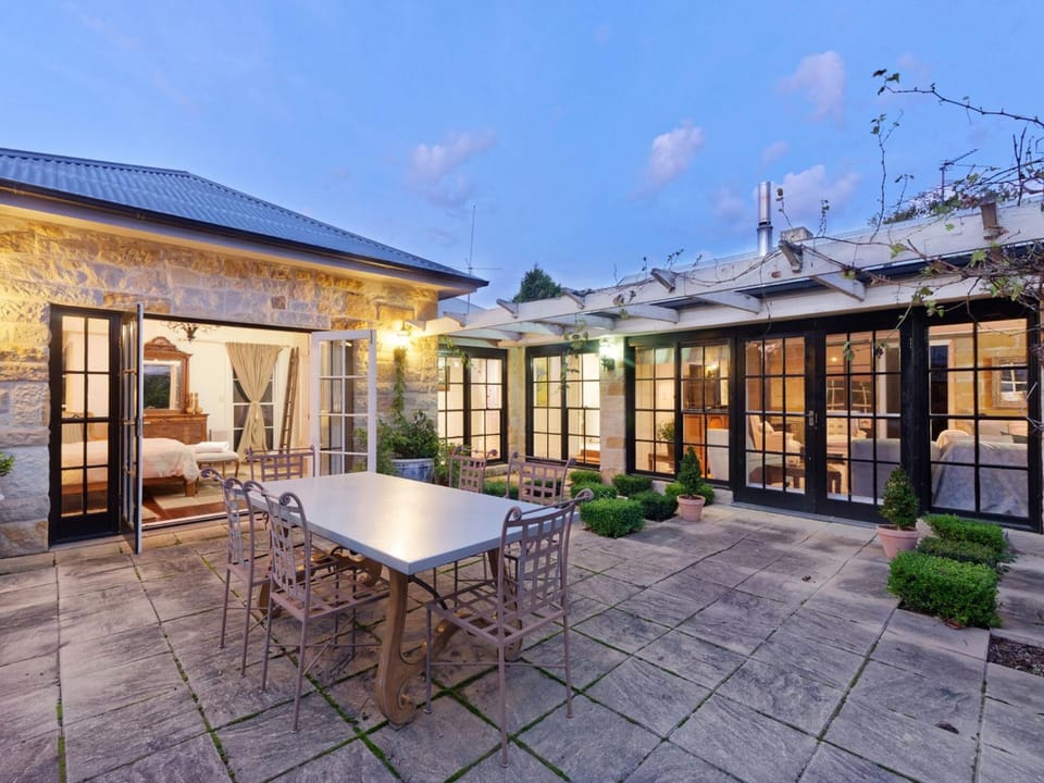 Aylmerton House and Cottage for 14 Southern Highlands House in Alpine