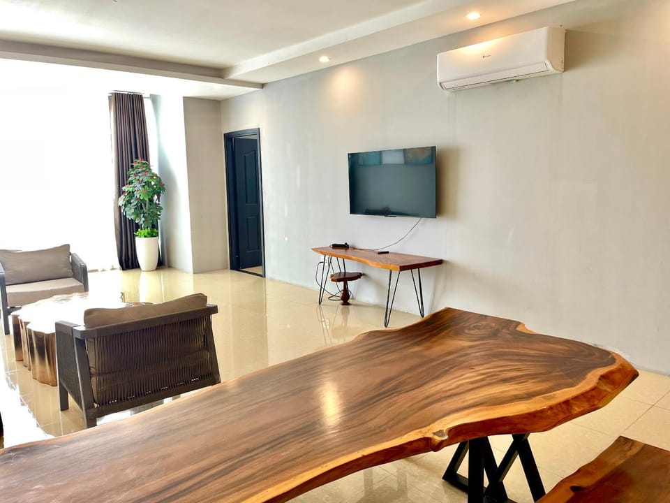Communal lounge/ TV room, TV and multimedia, Living room, Seating area, Dining area, Evening entertainment, air conditioner