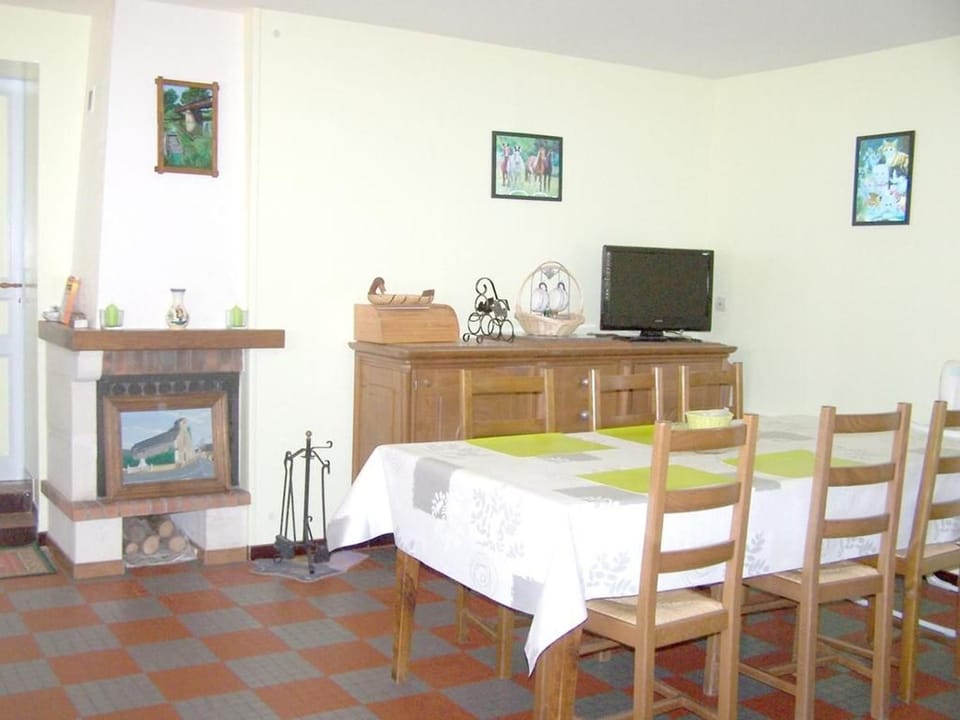Charmante Fermette Rénovée avec Terrasse Privative et Vélos, 2 Chambres, Proche Le Lude - FR-1-410-155 House in Pays de la Loire