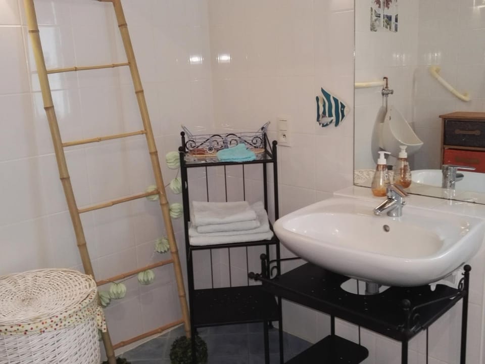 Maison en bois avec jardin, idéal randonnée, fibre haut débit, équipements bébé près du Mans et Tours - FR-1-410-195 House in Pays de la Loire