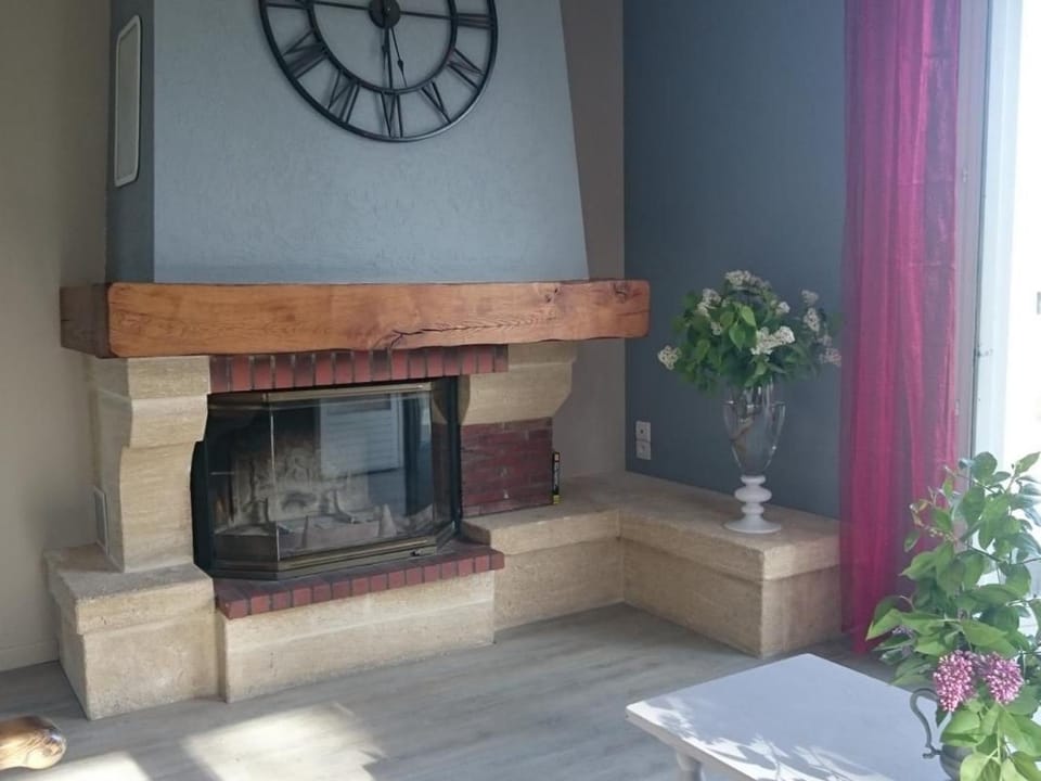 Gîte spacieux avec salle de jeux, tennis et cheminée, idéal pour familles et amis jusqu'à 15 pers. - FR-1-410-223 House in Pays de la Loire