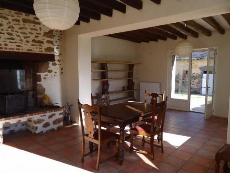Ferme rénovée avec verger, 7 km du Mans, cheminée, 4 chambres, draps inclus, calme assuré - FR-1-410-251 House in Pays de la Loire