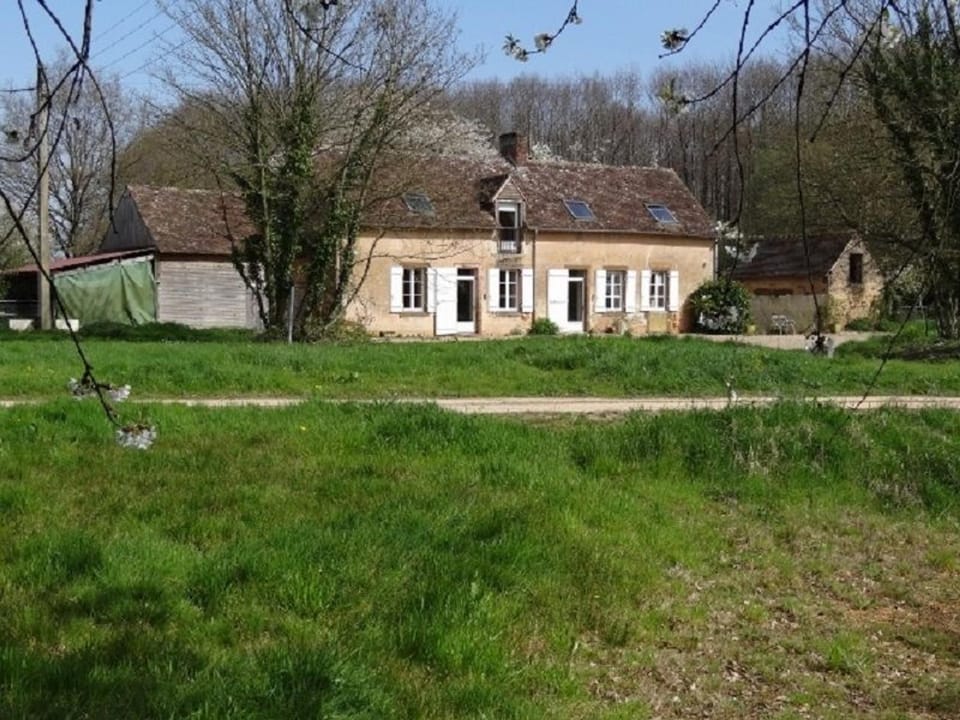 Ferme rénovée avec verger, 7 km du Mans, cheminée, 4 chambres, draps inclus, calme assuré - FR-1-410-251 House in Pays de la Loire