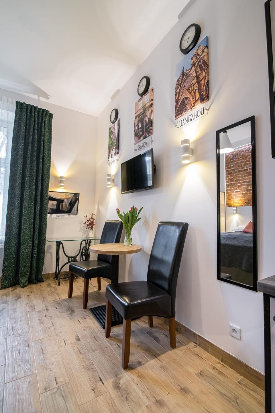 TV and multimedia, Seating area, Dining area