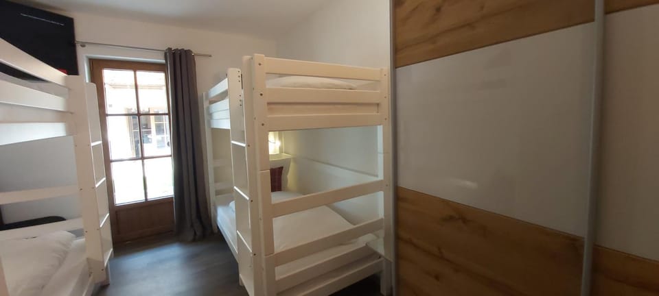 Bedroom, bunk bed