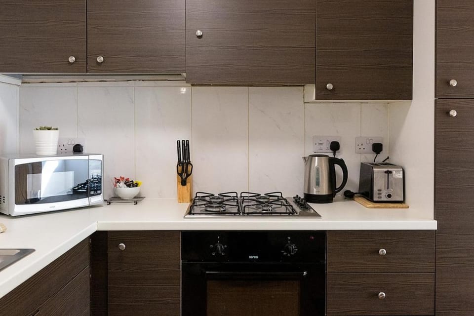 Coffee/tea facilities, Kitchen or kitchenette, stove, toaster