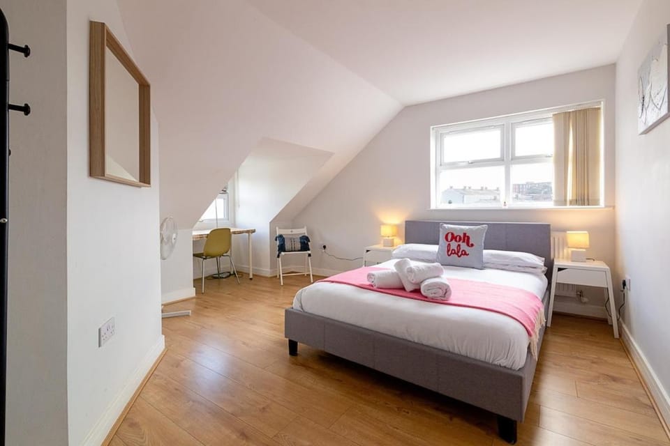 Bed, Photo of the whole room, Bedroom, towels