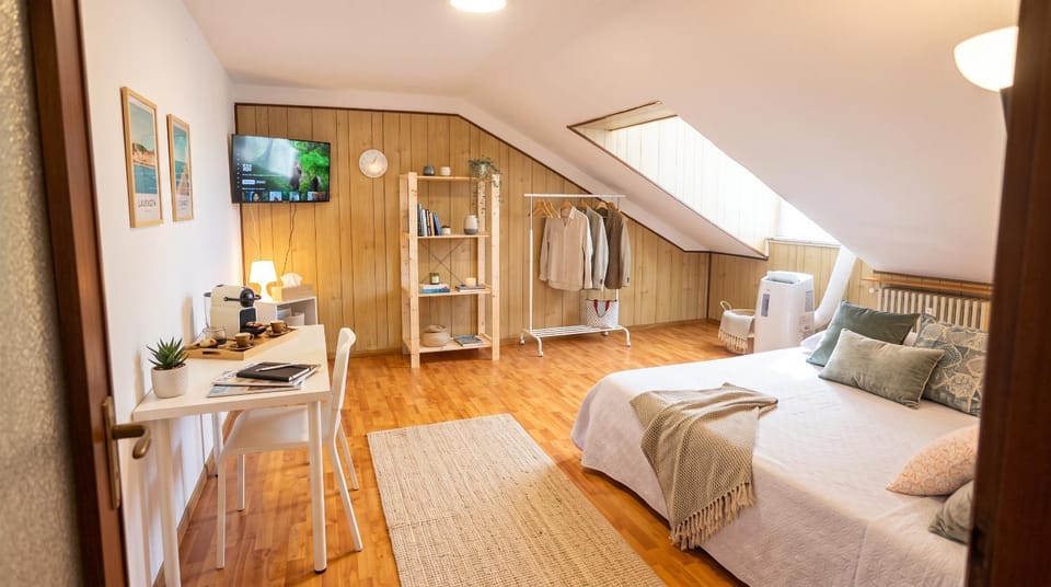 Communal lounge/ TV room, Bed, TV and multimedia, Living room, Bedroom