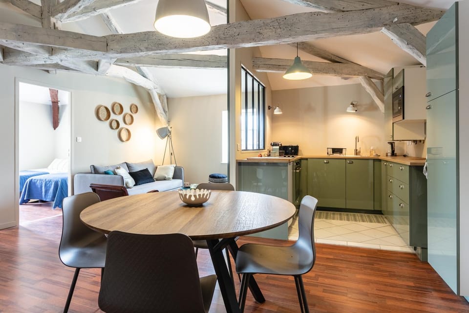 Kitchen or kitchenette, Dining area