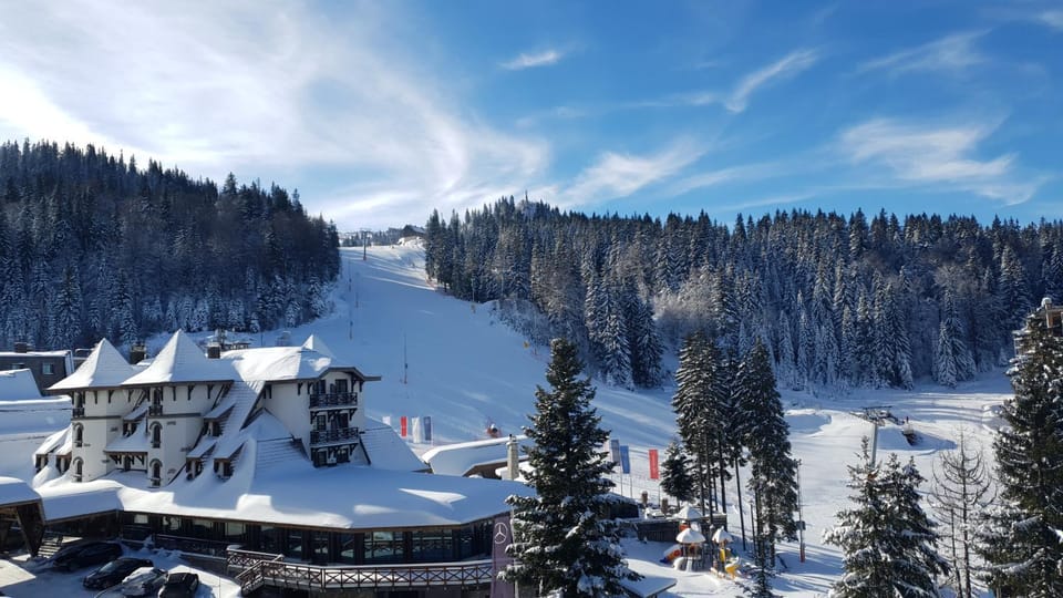 Nearby landmark, Day, Natural landscape, Winter, Skiing, Skiing, Mountain view