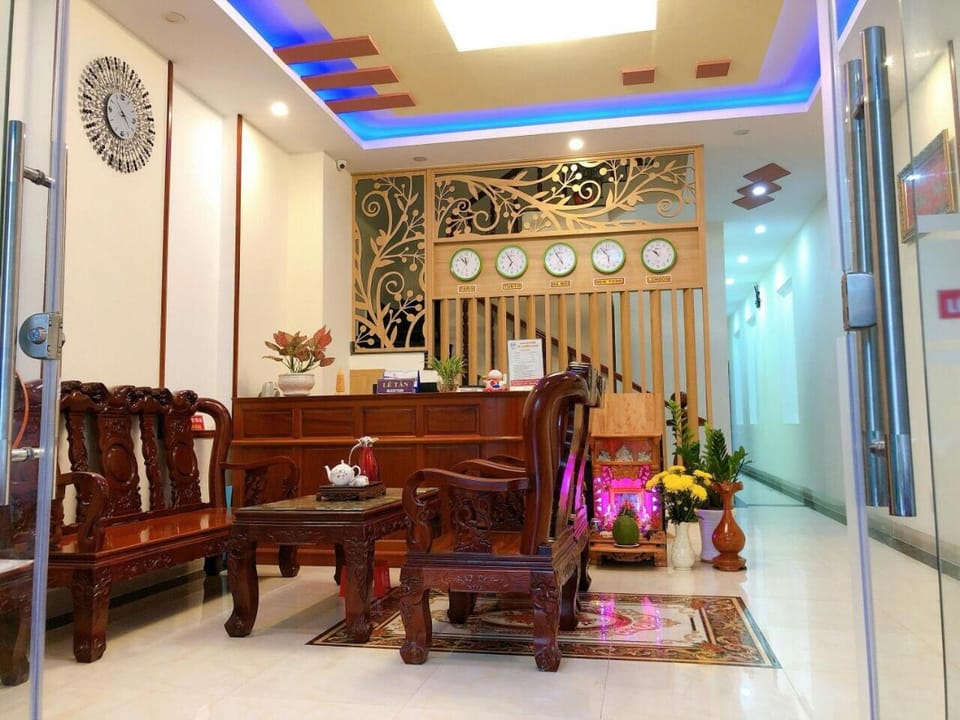 Communal lounge/ TV room, Facade/entrance, Lobby or reception, Floor plan