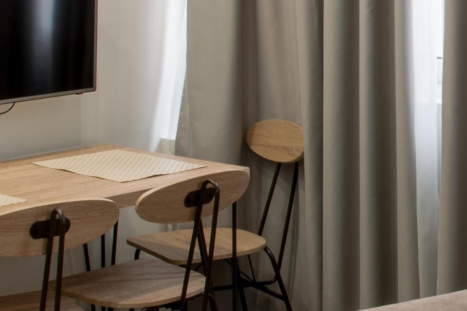 TV and multimedia, Seating area, Dining area