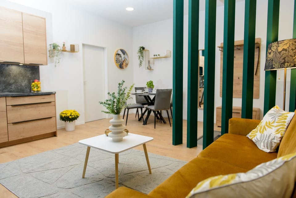 Kitchen or kitchenette, Living room, Seating area, Dining area
