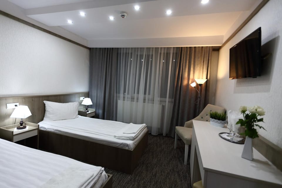 Bed, TV and multimedia, Bedroom