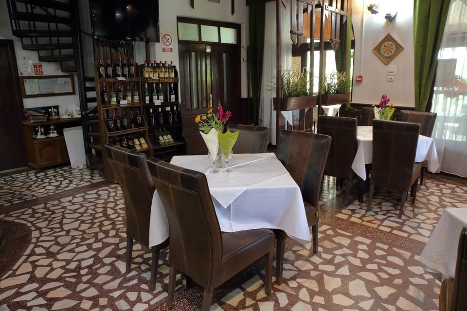 Restaurant/places to eat, Living room, Lounge or bar, Food and drinks, Banquet/Function facilities, Seating area, Drinks