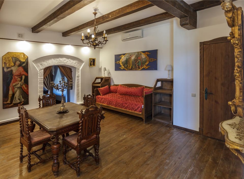 Living room, Photo of the whole room, Seating area, Dining area, Bedroom