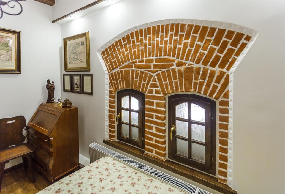 Bed, Seating area, Bedroom