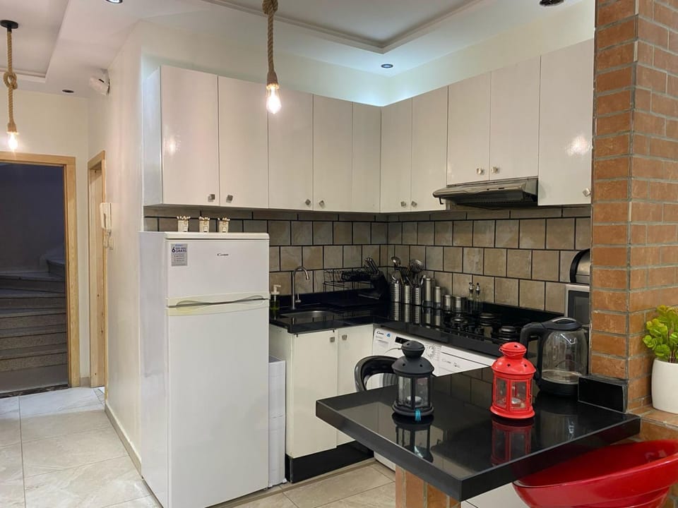 Kitchen or kitchenette, minibar