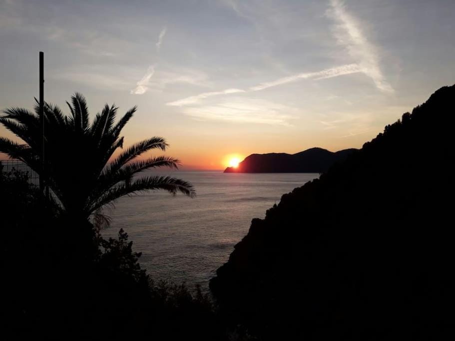 On the Way to the Marina Apartment in Corniglia