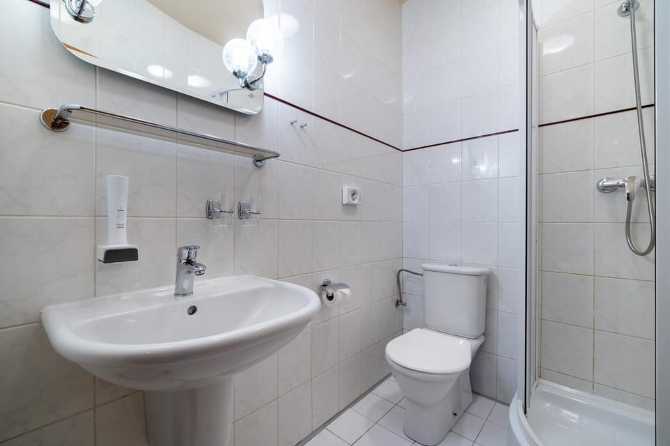 Shower, Toilet, Bathroom, towels