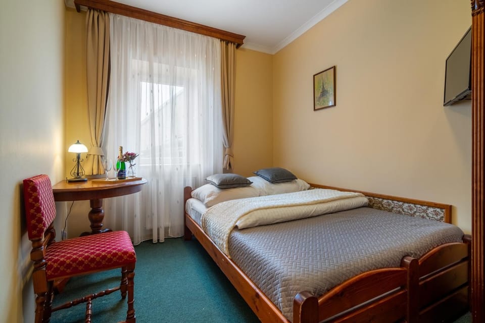 Bed, Photo of the whole room, towels