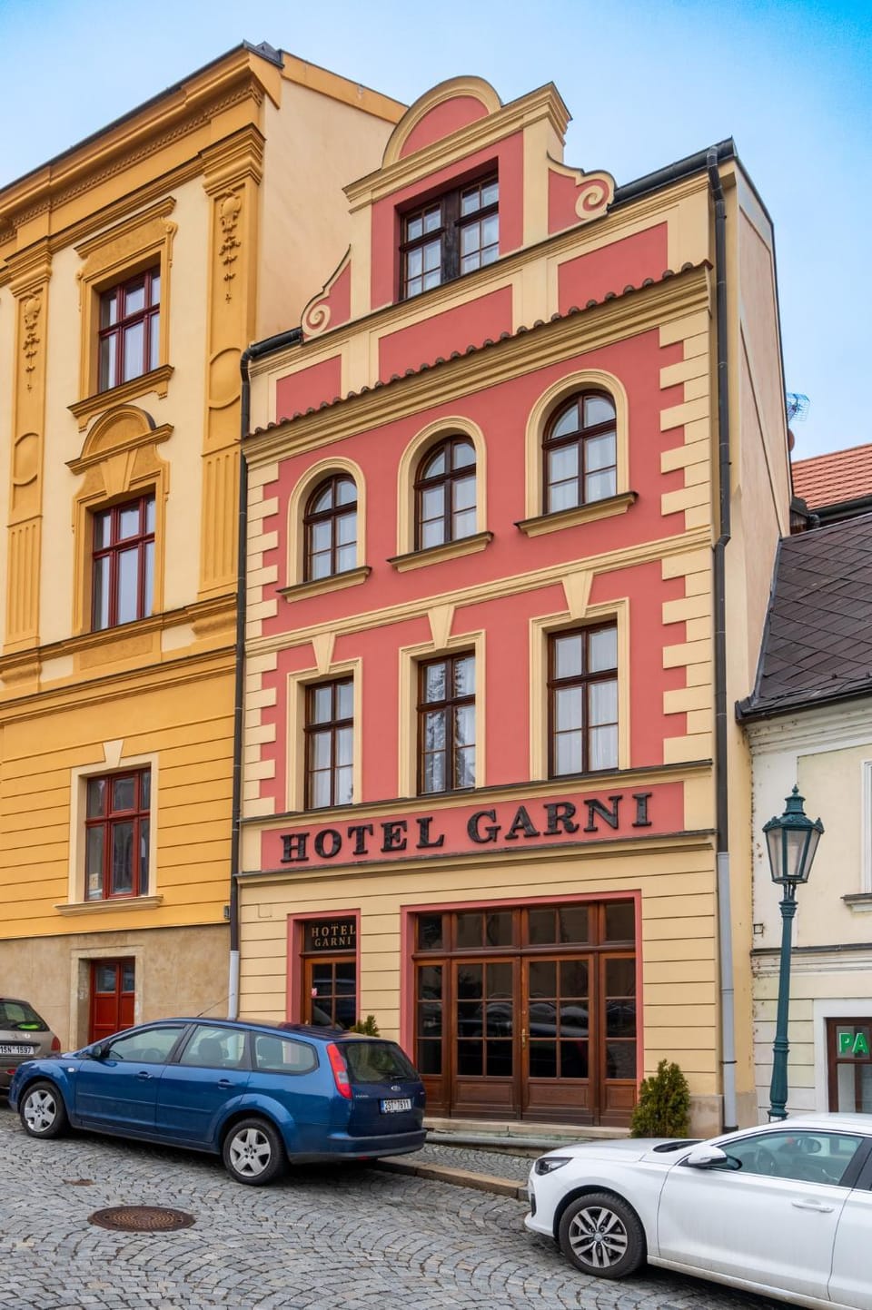 Property building, Facade/entrance, City view, Location, Parking