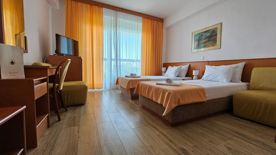 Bed, TV and multimedia, Bedroom