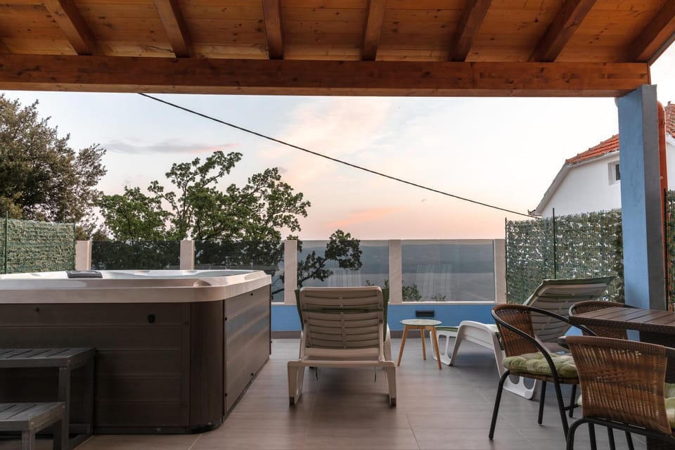 Hot Tub, Balcony/Terrace, On site, Sea view, Street view
