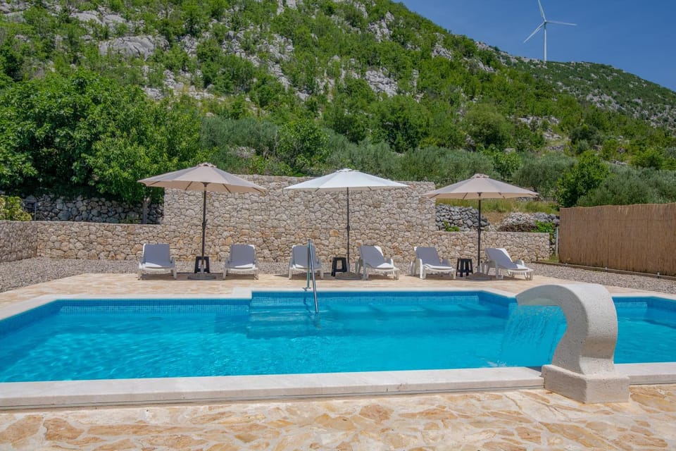 Day, Natural landscape, Mountain view, Pool view, Swimming pool, sunbed