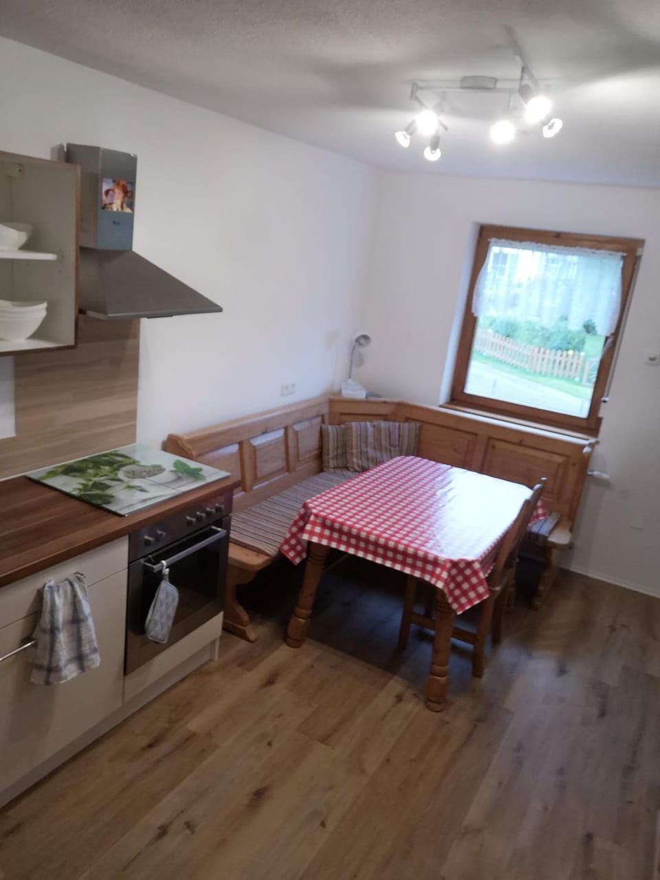 Restaurant/places to eat, Communal kitchen