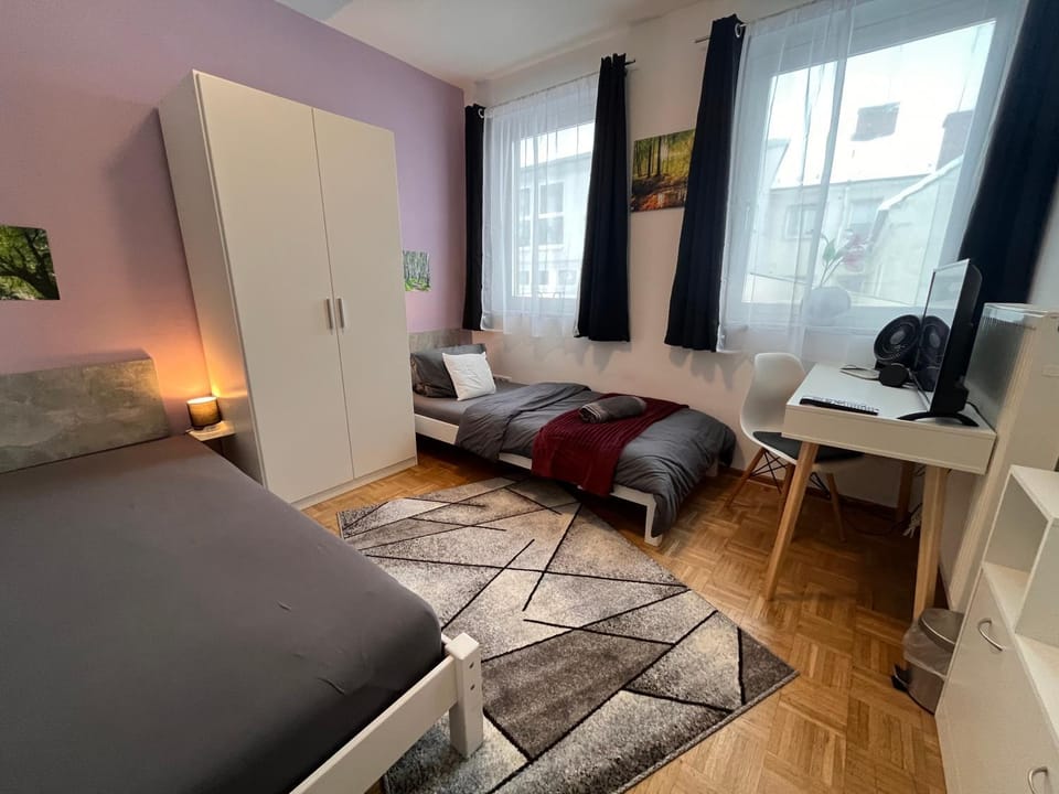 Bed, TV and multimedia, Photo of the whole room, Seating area, Bedroom