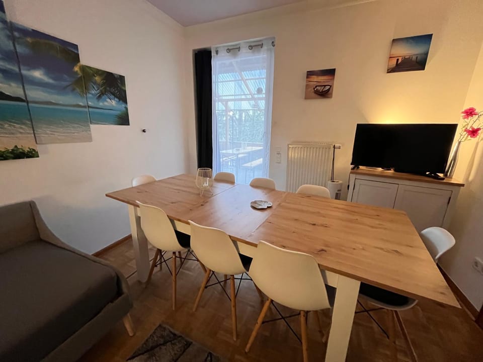 TV and multimedia, Seating area, Dining area