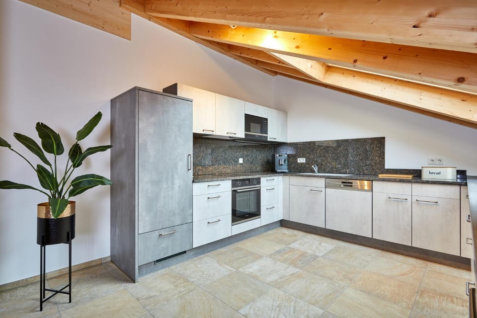 Coffee/tea facilities, Dining area, dishwasher, microwave, oven, kitchen