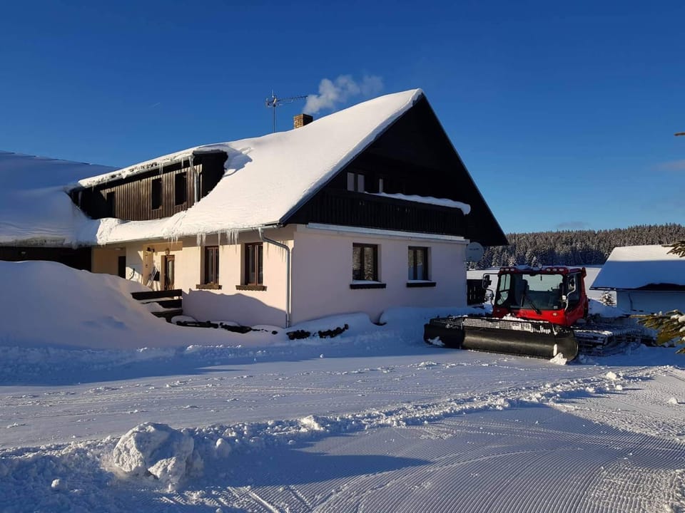 Property building, Facade/entrance, Day, Winter, Skiing, Hiking, Sports