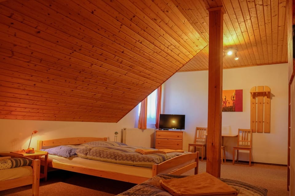 Bed, Photo of the whole room, Seating area, Bedroom