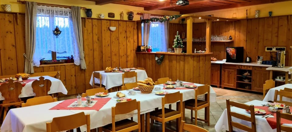 Communal lounge/ TV room, Coffee/tea facilities, Food and drinks, Banquet/Function facilities, Seating area, minibar