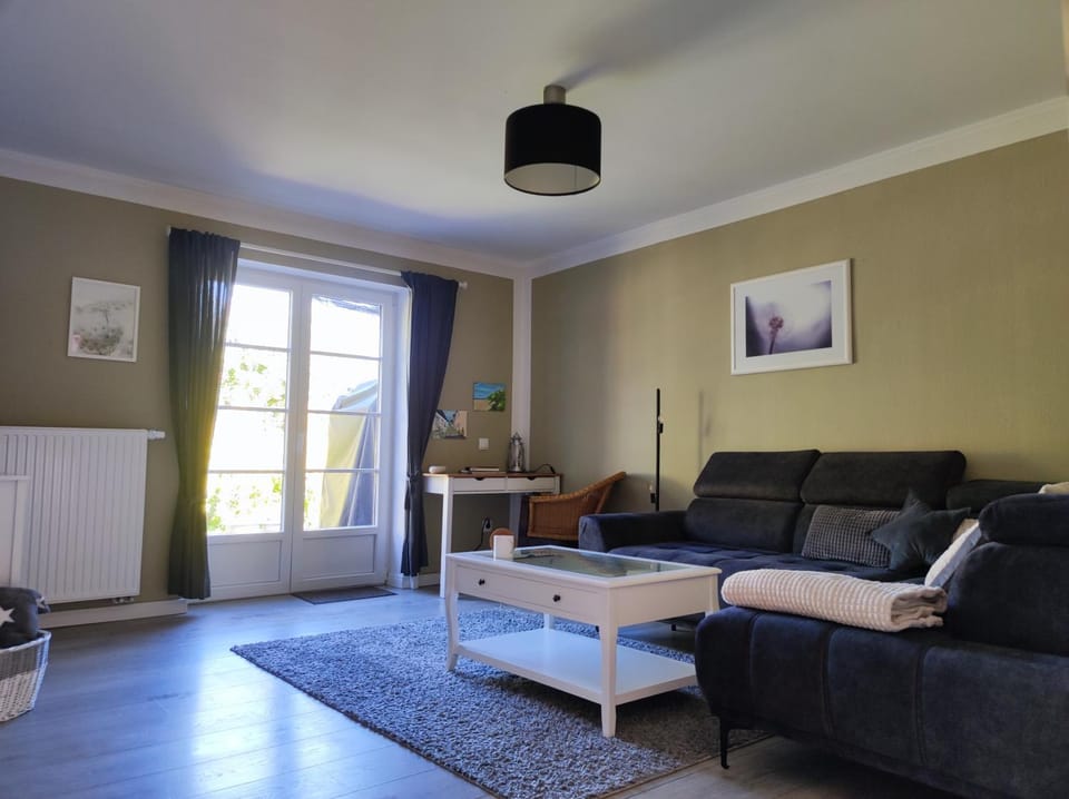 Living room, Seating area, internet