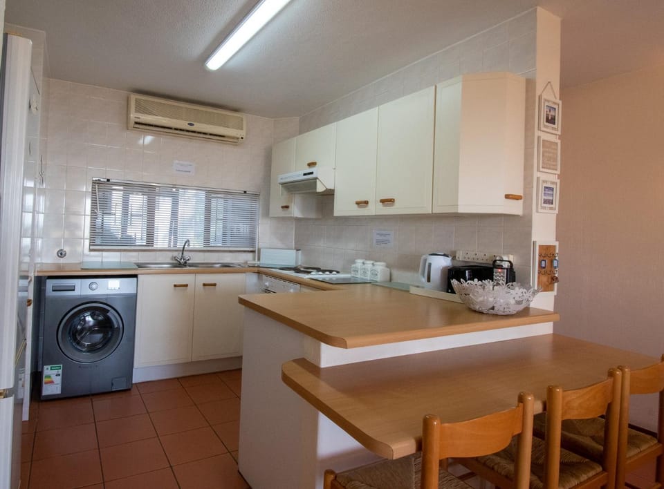 Kitchen or kitchenette, Dining area, oven, stove, toaster, washing machine