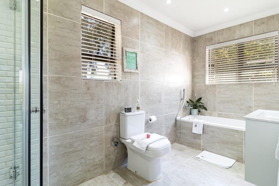 Shower, Toilet, Bathroom, Bath, towels