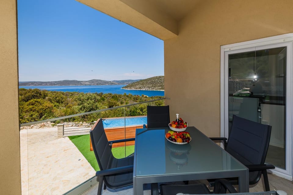 Property building, Balcony/Terrace, Pool view, Sea view, Family