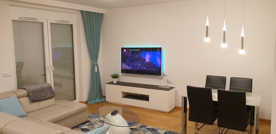 Communal lounge/ TV room, Night, TV and multimedia, Living room, Seating area