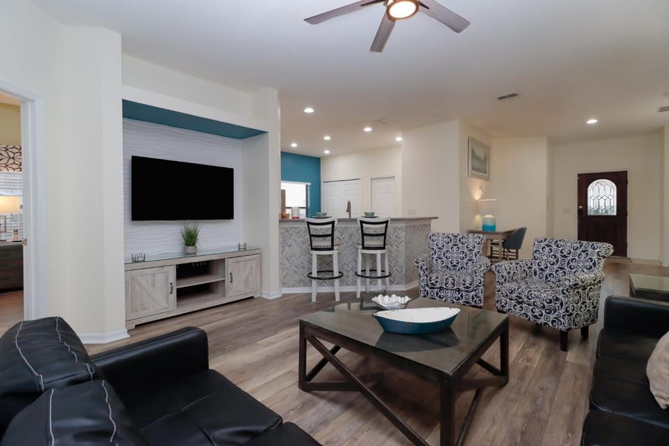 Serene 4-Bedroom Lakeview Retreat with South-Facing Pool & Sun-Drenched Outdoor Living House in Four Corners