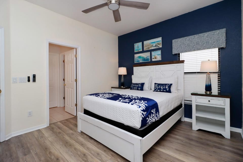 Serene 4-Bedroom Lakeview Retreat with South-Facing Pool & Sun-Drenched Outdoor Living House in Four Corners