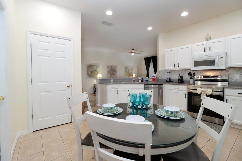 Serene 4-Bedroom Lakeview Retreat with South-Facing Pool & Sun-Drenched Outdoor Living House in Four Corners