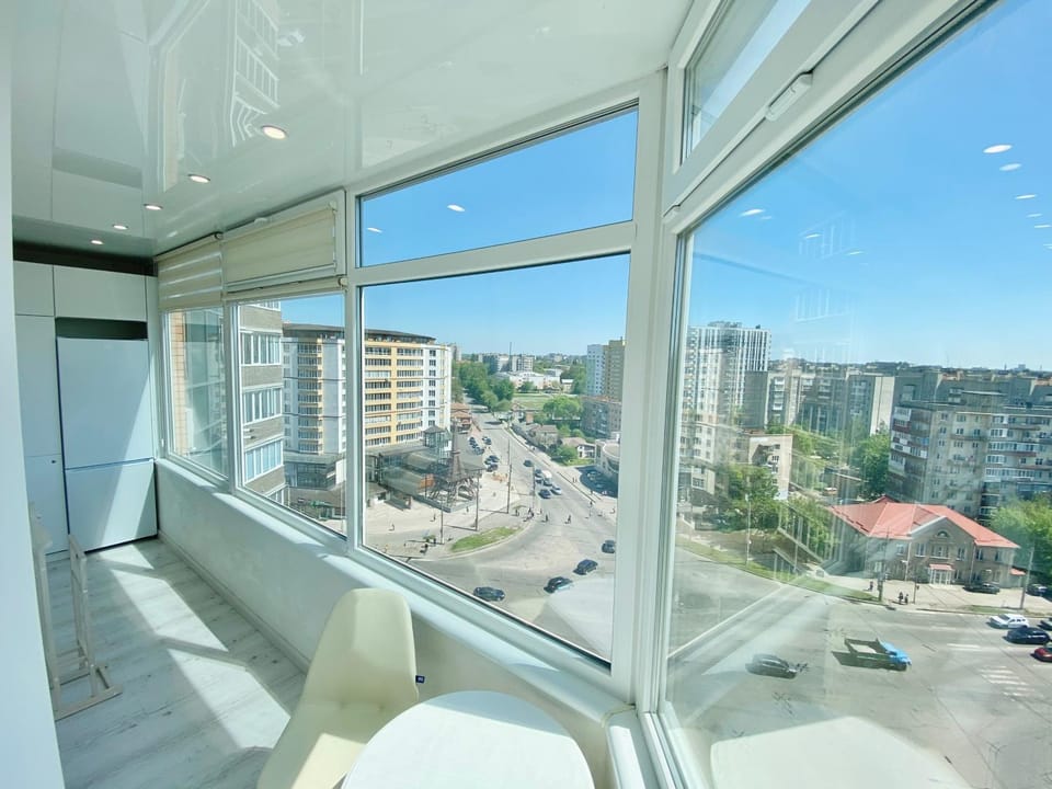 Property building, Day, View (from property/room), Balcony/Terrace, Living room, Seating area, City view