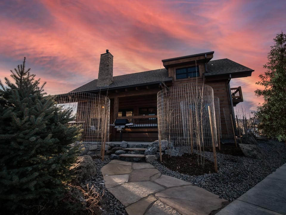 Beautiful Views! Jacuzzi, Indoor/ Outdoor Fireplace, Steps to Lake Estes House in Estes Park