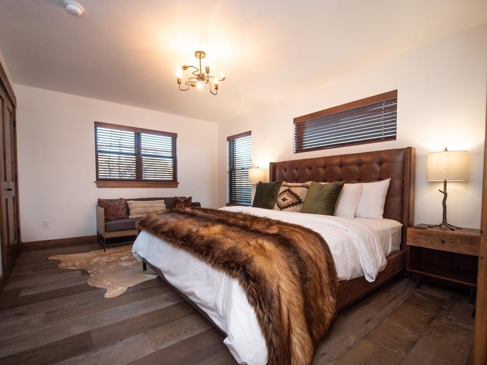 Relax in Luxury - Jacuzzi, Indoor/Outdoor Fireplace House in Estes Park
