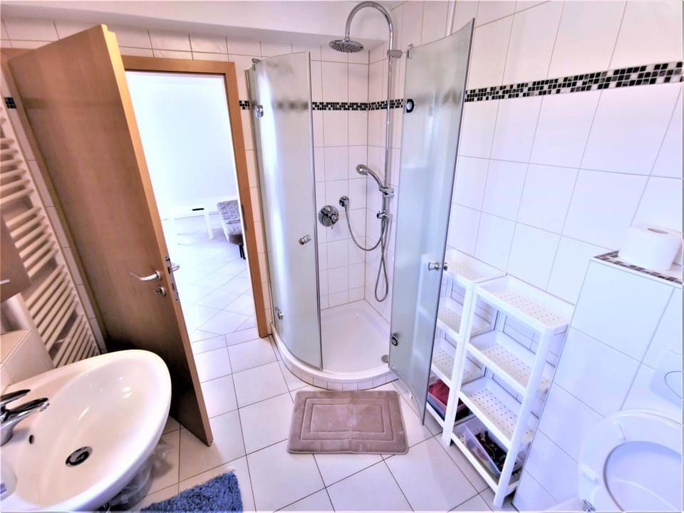 Shower, Toilet, Bathroom, towels